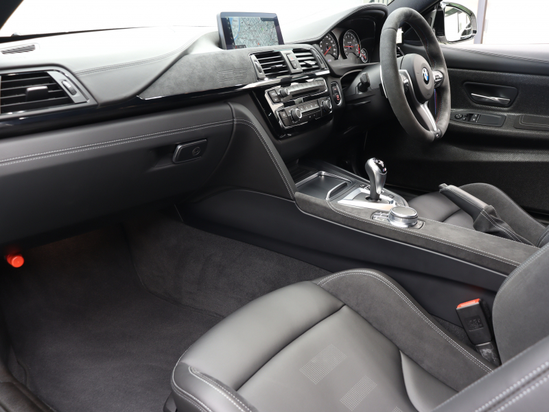 BMW Mシリーズ M4ｸｰﾍﾟCS MDCT  日本限定60台 ｺﾝﾌｫA 黒革ｱﾙｶﾝｺﾝﾋﾞ ｶｰﾎﾞﾝR 専用ｴｱﾛ 専用19＆20AW 　2年保証