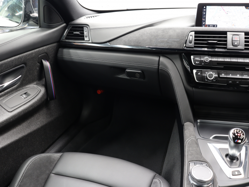 BMW Mシリーズ M4ｸｰﾍﾟCS MDCT  日本限定60台 ｺﾝﾌｫA 黒革ｱﾙｶﾝｺﾝﾋﾞ ｶｰﾎﾞﾝR 専用ｴｱﾛ 専用19＆20AW 　2年保証