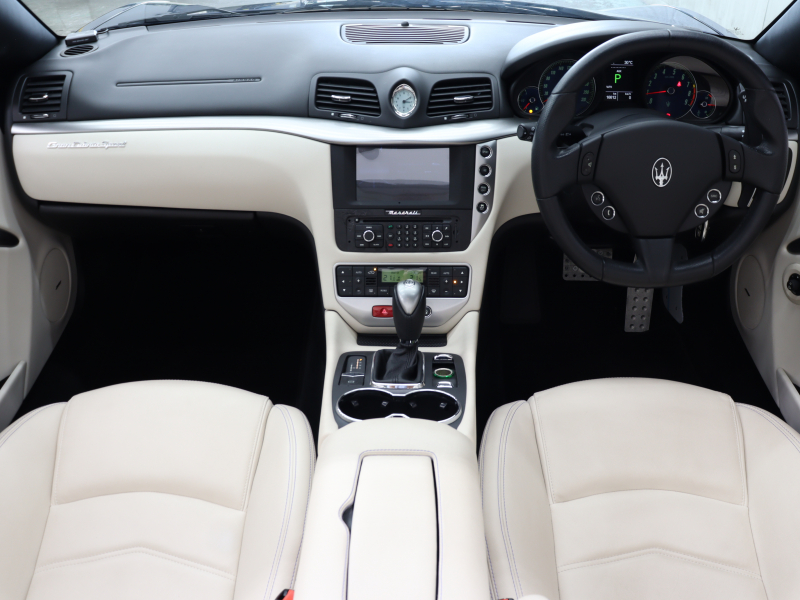 マセラティ グランカブリオ ｽﾎﾟｰﾂ MCｵｰﾄｼﾌﾄ　EBM 右H ﾍﾞｰｼﾞｭ革 ｼｰﾄﾋｰﾀｰ SDﾅﾋﾞ BOSEｻｳﾝﾄﾞ 地ﾃﾞｼﾞ Bｶﾒﾗ ｸﾘｼﾞｵﾀﾞｰｸｸﾛｰﾑｲﾝﾃﾘｱ MCﾃﾞｻﾞｲﾝ20AW　2年保証付