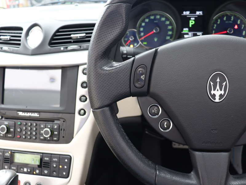 マセラティ グランカブリオ ｽﾎﾟｰﾂ MCｵｰﾄｼﾌﾄ　EBM 右H ﾍﾞｰｼﾞｭ革 ｼｰﾄﾋｰﾀｰ SDﾅﾋﾞ BOSEｻｳﾝﾄﾞ 地ﾃﾞｼﾞ Bｶﾒﾗ ｸﾘｼﾞｵﾀﾞｰｸｸﾛｰﾑｲﾝﾃﾘｱ MCﾃﾞｻﾞｲﾝ20AW　2年保証付