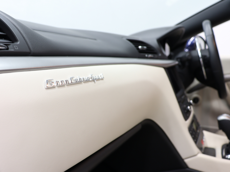 マセラティ グランカブリオ ｽﾎﾟｰﾂ MCｵｰﾄｼﾌﾄ　EBM 右H ﾍﾞｰｼﾞｭ革 ｼｰﾄﾋｰﾀｰ SDﾅﾋﾞ BOSEｻｳﾝﾄﾞ 地ﾃﾞｼﾞ Bｶﾒﾗ ｸﾘｼﾞｵﾀﾞｰｸｸﾛｰﾑｲﾝﾃﾘｱ MCﾃﾞｻﾞｲﾝ20AW　2年保証付