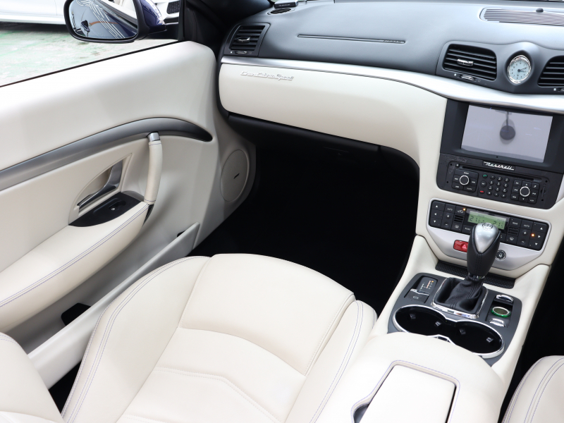 マセラティ グランカブリオ ｽﾎﾟｰﾂ MCｵｰﾄｼﾌﾄ　EBM 右H ﾍﾞｰｼﾞｭ革 ｼｰﾄﾋｰﾀｰ SDﾅﾋﾞ BOSEｻｳﾝﾄﾞ 地ﾃﾞｼﾞ Bｶﾒﾗ ｸﾘｼﾞｵﾀﾞｰｸｸﾛｰﾑｲﾝﾃﾘｱ MCﾃﾞｻﾞｲﾝ20AW　2年保証付