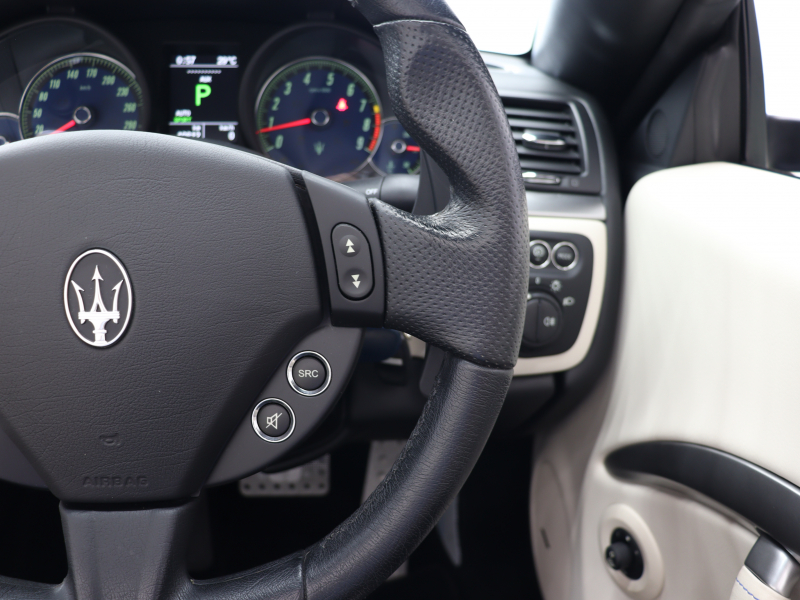 マセラティ グランカブリオ ｽﾎﾟｰﾂ MCｵｰﾄｼﾌﾄ　EBM 右H ﾍﾞｰｼﾞｭ革 ｼｰﾄﾋｰﾀｰ SDﾅﾋﾞ BOSEｻｳﾝﾄﾞ 地ﾃﾞｼﾞ Bｶﾒﾗ ｸﾘｼﾞｵﾀﾞｰｸｸﾛｰﾑｲﾝﾃﾘｱ MCﾃﾞｻﾞｲﾝ20AW　2年保証付