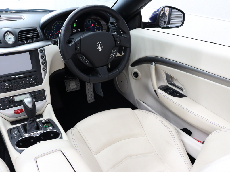 マセラティ グランカブリオ ｽﾎﾟｰﾂ MCｵｰﾄｼﾌﾄ　EBM 右H ﾍﾞｰｼﾞｭ革 ｼｰﾄﾋｰﾀｰ SDﾅﾋﾞ BOSEｻｳﾝﾄﾞ 地ﾃﾞｼﾞ Bｶﾒﾗ ｸﾘｼﾞｵﾀﾞｰｸｸﾛｰﾑｲﾝﾃﾘｱ MCﾃﾞｻﾞｲﾝ20AW　2年保証付