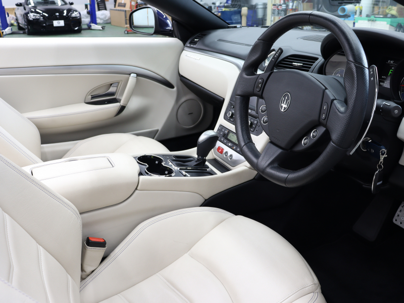 マセラティ グランカブリオ ｽﾎﾟｰﾂ MCｵｰﾄｼﾌﾄ　EBM 右H ﾍﾞｰｼﾞｭ革 ｼｰﾄﾋｰﾀｰ SDﾅﾋﾞ BOSEｻｳﾝﾄﾞ 地ﾃﾞｼﾞ Bｶﾒﾗ ｸﾘｼﾞｵﾀﾞｰｸｸﾛｰﾑｲﾝﾃﾘｱ MCﾃﾞｻﾞｲﾝ20AW　2年保証付