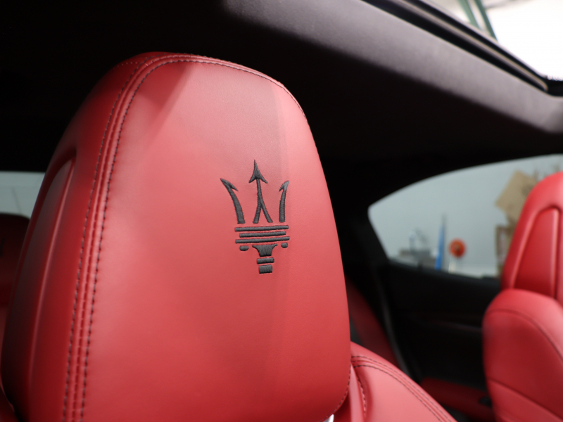 マセラティ ギブリ S　ｶｰﾎﾞﾝｽﾎﾟｰﾂPKG 中期 ｽｶｲﾌｯｸｻｽ ACC BSM Pｽﾀ 赤革 ｼｰﾄﾋｰﾀｰ ｻﾝﾙｰﾌ 純正SDﾅﾋﾞTV BTｵｰﾃﾞｨｵ ｱﾙｶﾝﾀｰﾗﾙｰﾌﾗｲﾅｰ ｶｰﾎﾞﾝｲﾝﾃﾘｱ OPﾁﾀｰﾉ21AW　2年保証付