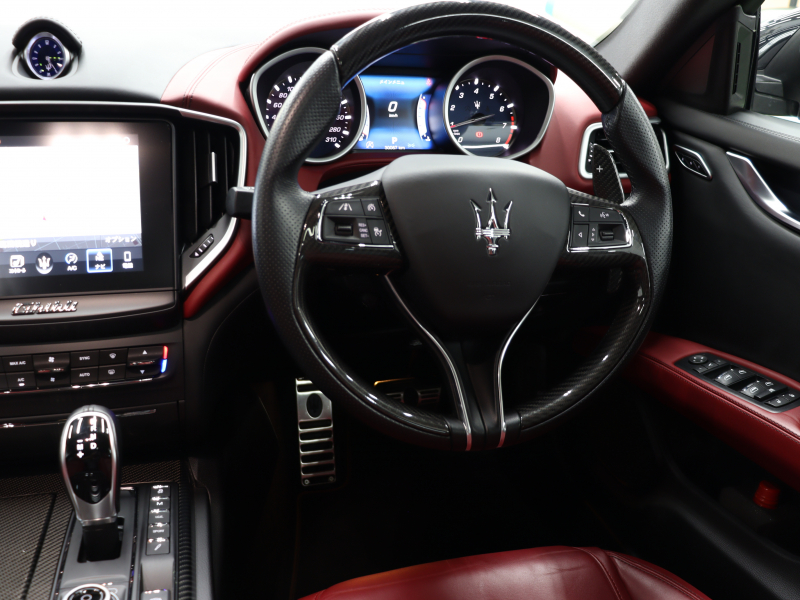 マセラティ ギブリ S　ｶｰﾎﾞﾝｽﾎﾟｰﾂPKG 中期 ｽｶｲﾌｯｸｻｽ ACC BSM Pｽﾀ 赤革 ｼｰﾄﾋｰﾀｰ ｻﾝﾙｰﾌ 純正SDﾅﾋﾞTV BTｵｰﾃﾞｨｵ ｱﾙｶﾝﾀｰﾗﾙｰﾌﾗｲﾅｰ ｶｰﾎﾞﾝｲﾝﾃﾘｱ OPﾁﾀｰﾉ21AW　2年保証付