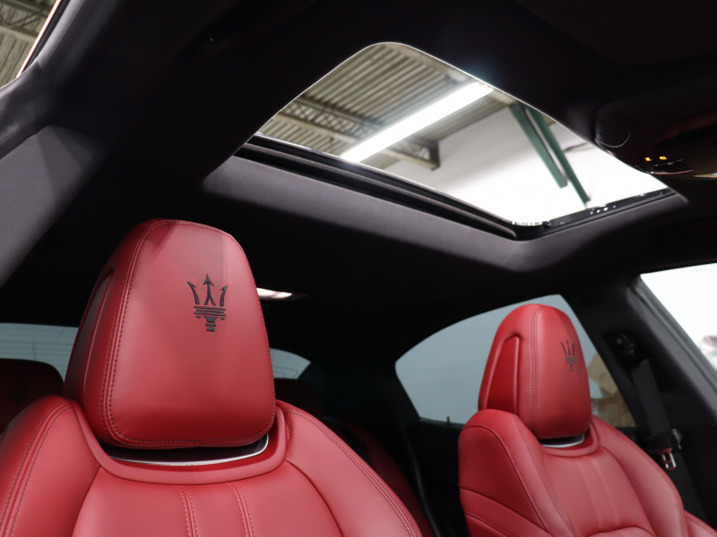 マセラティ ギブリ S　ｶｰﾎﾞﾝｽﾎﾟｰﾂPKG 中期 ｽｶｲﾌｯｸｻｽ ACC BSM Pｽﾀ 赤革 ｼｰﾄﾋｰﾀｰ ｻﾝﾙｰﾌ 純正SDﾅﾋﾞTV BTｵｰﾃﾞｨｵ ｱﾙｶﾝﾀｰﾗﾙｰﾌﾗｲﾅｰ ｶｰﾎﾞﾝｲﾝﾃﾘｱ OPﾁﾀｰﾉ21AW　2年保証付