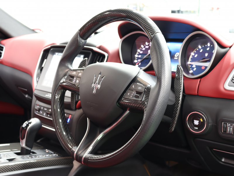 マセラティ ギブリ S　ｶｰﾎﾞﾝｽﾎﾟｰﾂPKG 中期 ｽｶｲﾌｯｸｻｽ ACC BSM Pｽﾀ 赤革 ｼｰﾄﾋｰﾀｰ ｻﾝﾙｰﾌ 純正SDﾅﾋﾞTV BTｵｰﾃﾞｨｵ ｱﾙｶﾝﾀｰﾗﾙｰﾌﾗｲﾅｰ ｶｰﾎﾞﾝｲﾝﾃﾘｱ OPﾁﾀｰﾉ21AW　2年保証付