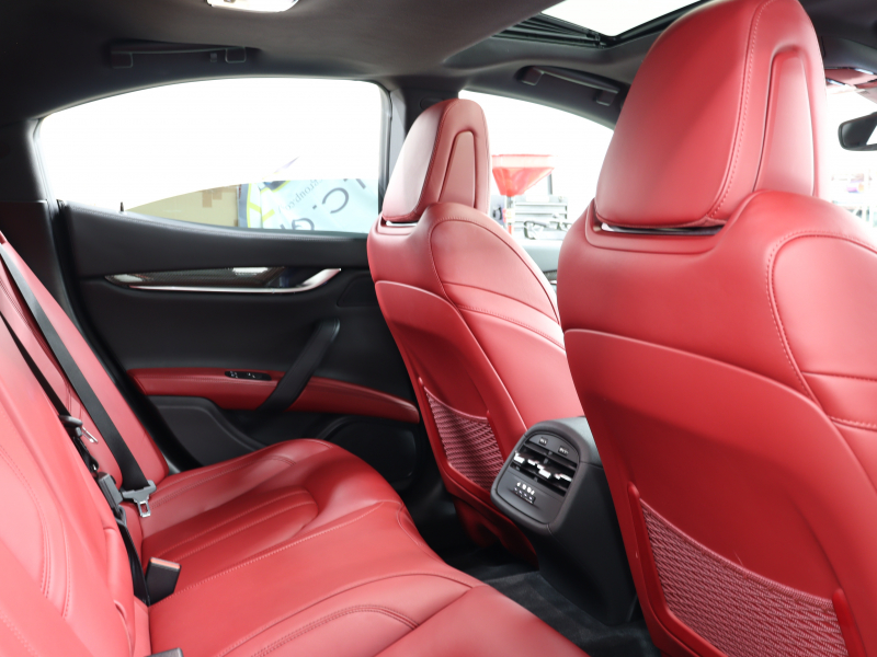 マセラティ ギブリ S　ｶｰﾎﾞﾝｽﾎﾟｰﾂPKG 中期 ｽｶｲﾌｯｸｻｽ ACC BSM Pｽﾀ 赤革 ｼｰﾄﾋｰﾀｰ ｻﾝﾙｰﾌ 純正SDﾅﾋﾞTV BTｵｰﾃﾞｨｵ ｱﾙｶﾝﾀｰﾗﾙｰﾌﾗｲﾅｰ ｶｰﾎﾞﾝｲﾝﾃﾘｱ OPﾁﾀｰﾉ21AW　2年保証付