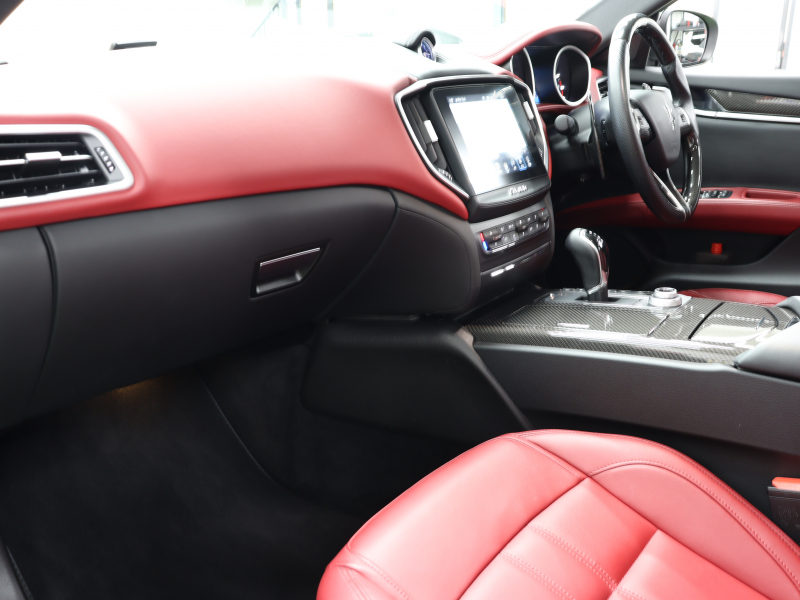 マセラティ ギブリ S　ｶｰﾎﾞﾝｽﾎﾟｰﾂPKG 中期 ｽｶｲﾌｯｸｻｽ ACC BSM Pｽﾀ 赤革 ｼｰﾄﾋｰﾀｰ ｻﾝﾙｰﾌ 純正SDﾅﾋﾞTV BTｵｰﾃﾞｨｵ ｱﾙｶﾝﾀｰﾗﾙｰﾌﾗｲﾅｰ ｶｰﾎﾞﾝｲﾝﾃﾘｱ OPﾁﾀｰﾉ21AW　2年保証付