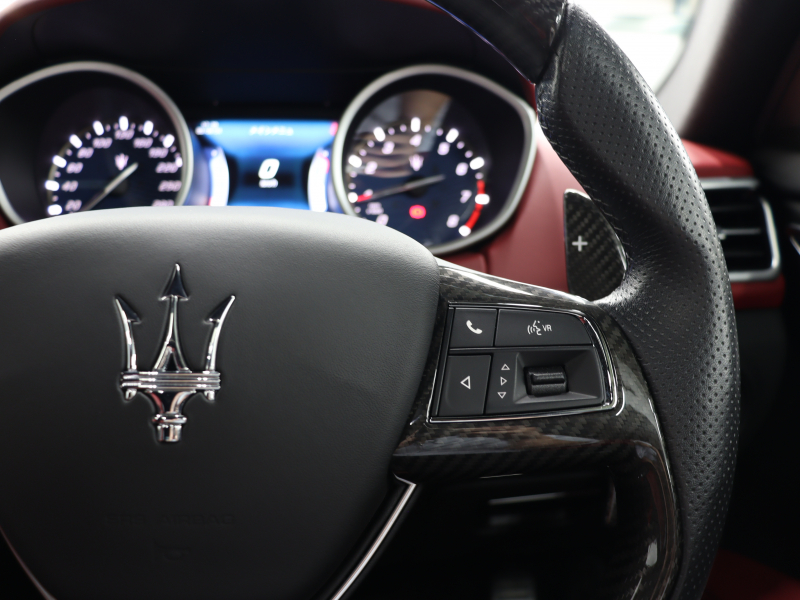 マセラティ ギブリ S　ｶｰﾎﾞﾝｽﾎﾟｰﾂPKG 中期 ｽｶｲﾌｯｸｻｽ ACC BSM Pｽﾀ 赤革 ｼｰﾄﾋｰﾀｰ ｻﾝﾙｰﾌ 純正SDﾅﾋﾞTV BTｵｰﾃﾞｨｵ ｱﾙｶﾝﾀｰﾗﾙｰﾌﾗｲﾅｰ ｶｰﾎﾞﾝｲﾝﾃﾘｱ OPﾁﾀｰﾉ21AW　2年保証付