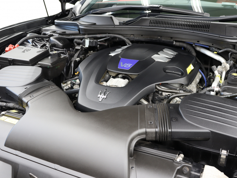 マセラティ ギブリ S　ｶｰﾎﾞﾝｽﾎﾟｰﾂPKG 中期 ｽｶｲﾌｯｸｻｽ ACC BSM Pｽﾀ 赤革 ｼｰﾄﾋｰﾀｰ ｻﾝﾙｰﾌ 純正SDﾅﾋﾞTV BTｵｰﾃﾞｨｵ ｱﾙｶﾝﾀｰﾗﾙｰﾌﾗｲﾅｰ ｶｰﾎﾞﾝｲﾝﾃﾘｱ OPﾁﾀｰﾉ21AW　2年保証付