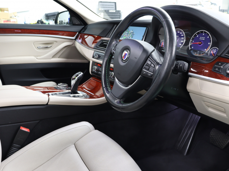 アルピナ D5 ﾀｰﾎﾞﾘﾑｼﾞﾝ　LCIﾓﾃﾞﾙ 白革 ｻﾝﾙｰﾌ 純正ﾅﾋﾞ BTｵｰﾃﾞｨｵ harman/kardon Bｶﾒﾗ ﾐﾙﾃｳｯﾄﾞｲﾝﾃﾘｱ ｱﾀﾞﾌﾟﾃｨﾌﾞLEDﾍｯﾄﾞﾗｲﾄ  20ｲﾝﾁｸﾗｼｯｸAW 有償色　2年保証付