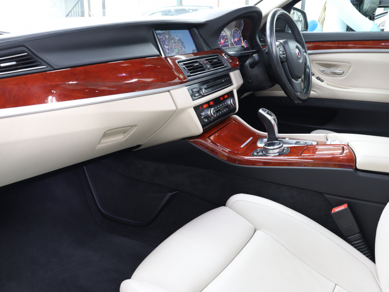 アルピナ D5 ﾀｰﾎﾞﾘﾑｼﾞﾝ　LCIﾓﾃﾞﾙ 白革 ｻﾝﾙｰﾌ 純正ﾅﾋﾞ BTｵｰﾃﾞｨｵ harman/kardon Bｶﾒﾗ ﾐﾙﾃｳｯﾄﾞｲﾝﾃﾘｱ ｱﾀﾞﾌﾟﾃｨﾌﾞLEDﾍｯﾄﾞﾗｲﾄ  20ｲﾝﾁｸﾗｼｯｸAW 有償色　2年保証付