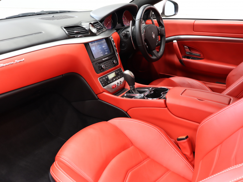 マセラティ グランツーリズモ ｽﾎﾟｰﾂ MCｵｰﾄｼﾌﾄ　赤革 ｼｰﾄﾋｰﾀｰ ﾅﾋﾞTV BTｵｰﾃﾞｨｵ Bｶﾒﾗ ｷｾﾉﾝ  ｼﾌﾄﾊﾟﾄﾞﾙ ﾚｯﾄﾞｷｬﾘﾊﾟｰ ｱｽﾄﾄﾃﾞｻﾞｲﾝ20ｲﾝﾁAW　2年保証