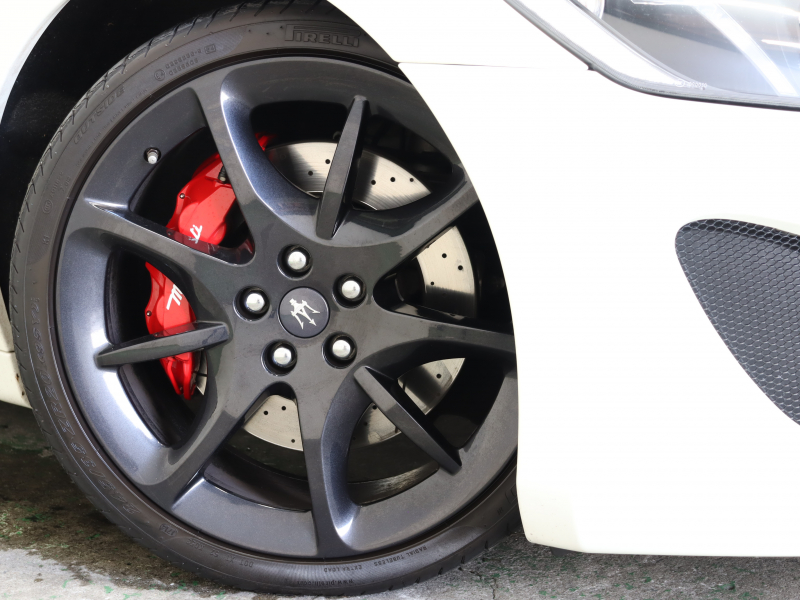 マセラティ グランツーリズモ ｽﾎﾟｰﾂ MCｵｰﾄｼﾌﾄ　赤革 ｼｰﾄﾋｰﾀｰ ﾅﾋﾞTV BTｵｰﾃﾞｨｵ Bｶﾒﾗ ｷｾﾉﾝ  ｼﾌﾄﾊﾟﾄﾞﾙ ﾚｯﾄﾞｷｬﾘﾊﾟｰ ｱｽﾄﾄﾃﾞｻﾞｲﾝ20ｲﾝﾁAW　2年保証