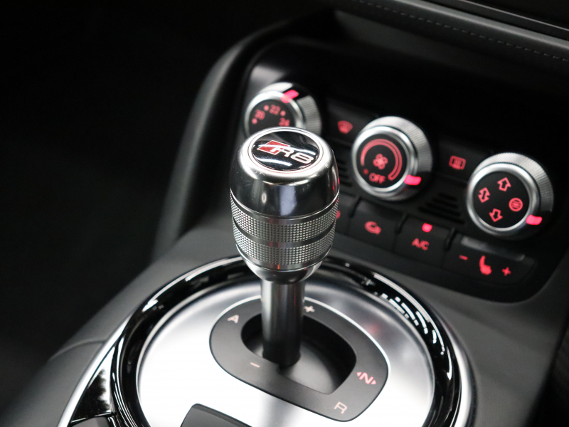 アウディ R8 4.2FSI ｸﾜﾄﾛ ｴｸｽｸﾙｰｼﾌﾞ&ﾚｻﾞｰPKG　後期ﾓﾃﾞﾙ 黒革 純正ﾅﾋﾞTV Bｶﾒﾗ Bluetooth ｶｰﾎﾞﾝﾃﾞｺﾗﾃｨﾌﾞﾊﾟﾈﾙ ｶｰﾎﾞﾝｼｸﾞﾏｻｲﾄﾞﾌﾞﾚｰｷ ｶｰﾎﾞﾝﾄﾞｱﾐﾗｰﾊｳｼﾞﾝｸﾞ LEDﾍｯﾄﾞﾗｲﾄ PTS ｸﾙｺﾝ 可変ﾊﾞﾙﾌﾞ 19ｲﾝﾁ5ｽﾎﾟｰｸAW(ﾁﾀﾝﾙｯｸ)