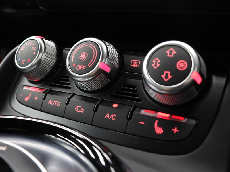 アウディ R8 4.2FSI ｸﾜﾄﾛ ｴｸｽｸﾙｰｼﾌﾞ&ﾚｻﾞｰPKG　後期ﾓﾃﾞﾙ 黒革 純正ﾅﾋﾞTV Bｶﾒﾗ Bluetooth ｶｰﾎﾞﾝﾃﾞｺﾗﾃｨﾌﾞﾊﾟﾈﾙ ｶｰﾎﾞﾝｼｸﾞﾏｻｲﾄﾞﾌﾞﾚｰｷ ｶｰﾎﾞﾝﾄﾞｱﾐﾗｰﾊｳｼﾞﾝｸﾞ LEDﾍｯﾄﾞﾗｲﾄ PTS ｸﾙｺﾝ 可変ﾊﾞﾙﾌﾞ 19ｲﾝﾁ5ｽﾎﾟｰｸAW(ﾁﾀﾝﾙｯｸ)