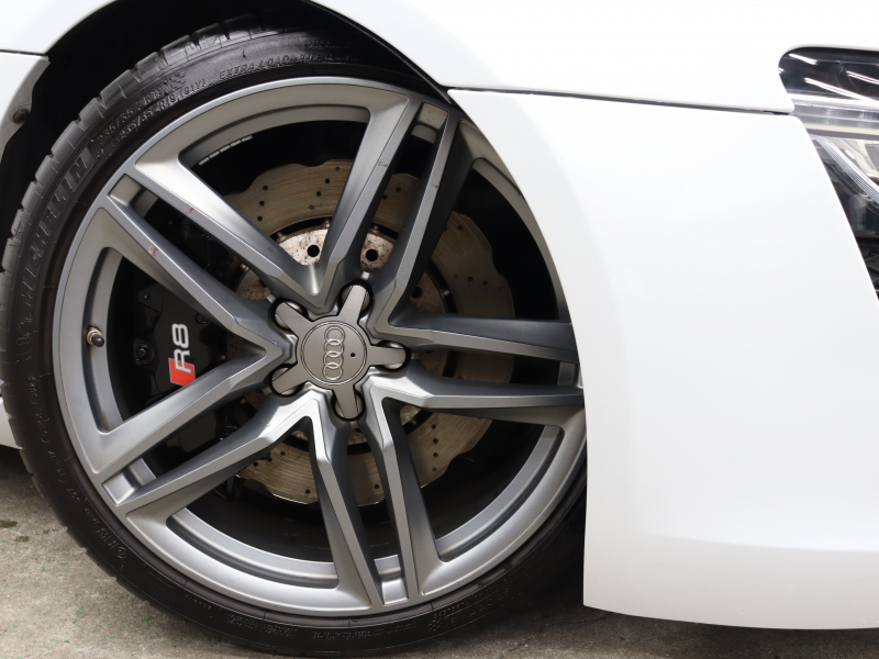 アウディ R8 4.2FSI ｸﾜﾄﾛ ｴｸｽｸﾙｰｼﾌﾞ&ﾚｻﾞｰPKG　後期ﾓﾃﾞﾙ 黒革 純正ﾅﾋﾞTV Bｶﾒﾗ Bluetooth ｶｰﾎﾞﾝﾃﾞｺﾗﾃｨﾌﾞﾊﾟﾈﾙ ｶｰﾎﾞﾝｼｸﾞﾏｻｲﾄﾞﾌﾞﾚｰｷ ｶｰﾎﾞﾝﾄﾞｱﾐﾗｰﾊｳｼﾞﾝｸﾞ LEDﾍｯﾄﾞﾗｲﾄ PTS ｸﾙｺﾝ 可変ﾊﾞﾙﾌﾞ 19ｲﾝﾁ5ｽﾎﾟｰｸAW(ﾁﾀﾝﾙｯｸ)