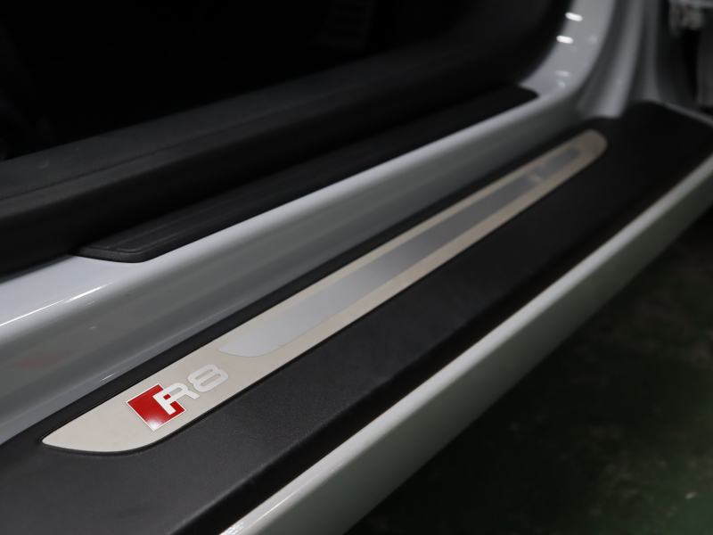 アウディ R8 4.2FSI ｸﾜﾄﾛ ｴｸｽｸﾙｰｼﾌﾞ&ﾚｻﾞｰPKG　後期ﾓﾃﾞﾙ 黒革 純正ﾅﾋﾞTV Bｶﾒﾗ Bluetooth ｶｰﾎﾞﾝﾃﾞｺﾗﾃｨﾌﾞﾊﾟﾈﾙ ｶｰﾎﾞﾝｼｸﾞﾏｻｲﾄﾞﾌﾞﾚｰｷ ｶｰﾎﾞﾝﾄﾞｱﾐﾗｰﾊｳｼﾞﾝｸﾞ LEDﾍｯﾄﾞﾗｲﾄ PTS ｸﾙｺﾝ 可変ﾊﾞﾙﾌﾞ 19ｲﾝﾁ5ｽﾎﾟｰｸAW(ﾁﾀﾝﾙｯｸ)