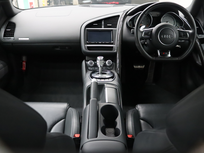 アウディ R8 4.2FSI ｸﾜﾄﾛ ｴｸｽｸﾙｰｼﾌﾞ&ﾚｻﾞｰPKG　後期ﾓﾃﾞﾙ 黒革 純正ﾅﾋﾞTV Bｶﾒﾗ Bluetooth ｶｰﾎﾞﾝﾃﾞｺﾗﾃｨﾌﾞﾊﾟﾈﾙ ｶｰﾎﾞﾝｼｸﾞﾏｻｲﾄﾞﾌﾞﾚｰｷ ｶｰﾎﾞﾝﾄﾞｱﾐﾗｰﾊｳｼﾞﾝｸﾞ LEDﾍｯﾄﾞﾗｲﾄ PTS ｸﾙｺﾝ 可変ﾊﾞﾙﾌﾞ 19ｲﾝﾁ5ｽﾎﾟｰｸAW(ﾁﾀﾝﾙｯｸ)