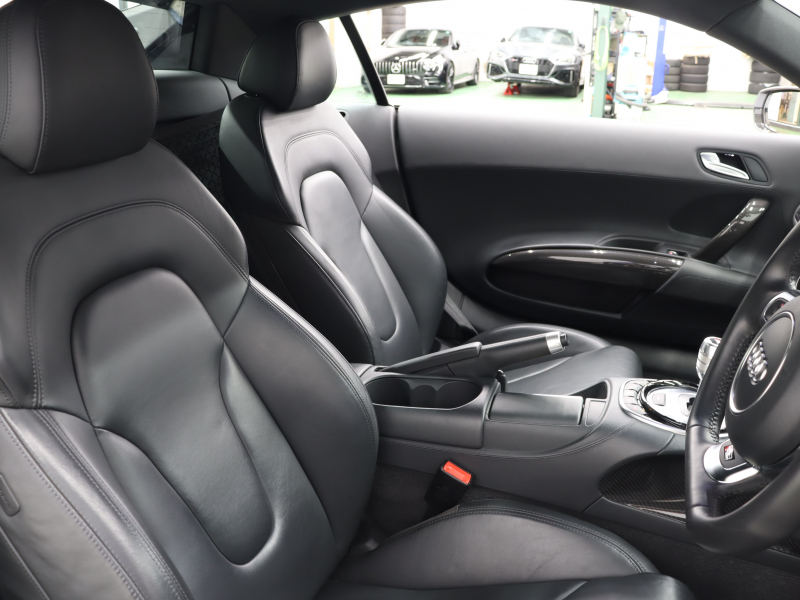 アウディ R8 4.2FSI ｸﾜﾄﾛ ｴｸｽｸﾙｰｼﾌﾞ&ﾚｻﾞｰPKG　後期ﾓﾃﾞﾙ 黒革 純正ﾅﾋﾞTV Bｶﾒﾗ Bluetooth ｶｰﾎﾞﾝﾃﾞｺﾗﾃｨﾌﾞﾊﾟﾈﾙ ｶｰﾎﾞﾝｼｸﾞﾏｻｲﾄﾞﾌﾞﾚｰｷ ｶｰﾎﾞﾝﾄﾞｱﾐﾗｰﾊｳｼﾞﾝｸﾞ LEDﾍｯﾄﾞﾗｲﾄ PTS ｸﾙｺﾝ 可変ﾊﾞﾙﾌﾞ 19ｲﾝﾁ5ｽﾎﾟｰｸAW(ﾁﾀﾝﾙｯｸ)