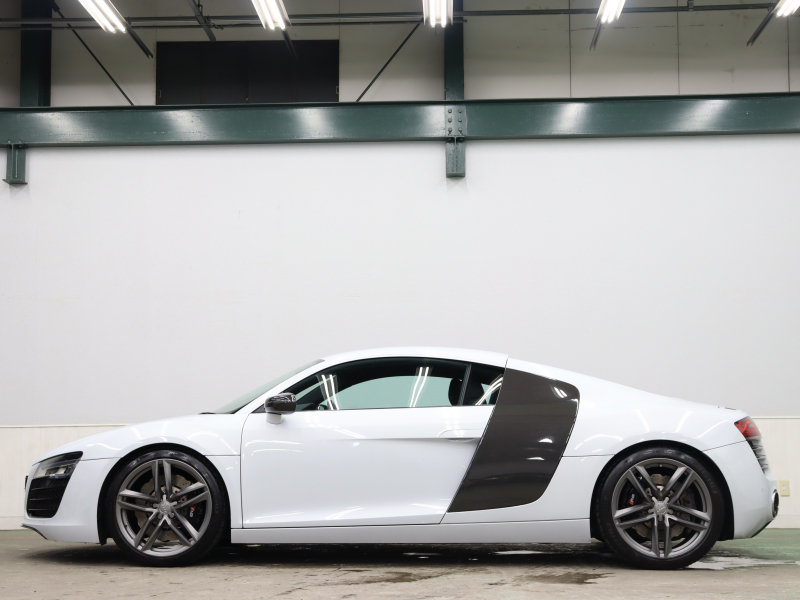 アウディ R8 4.2FSI ｸﾜﾄﾛ ｴｸｽｸﾙｰｼﾌﾞ&ﾚｻﾞｰPKG　後期ﾓﾃﾞﾙ 黒革 純正ﾅﾋﾞTV Bｶﾒﾗ Bluetooth ｶｰﾎﾞﾝﾃﾞｺﾗﾃｨﾌﾞﾊﾟﾈﾙ ｶｰﾎﾞﾝｼｸﾞﾏｻｲﾄﾞﾌﾞﾚｰｷ ｶｰﾎﾞﾝﾄﾞｱﾐﾗｰﾊｳｼﾞﾝｸﾞ LEDﾍｯﾄﾞﾗｲﾄ PTS ｸﾙｺﾝ 可変ﾊﾞﾙﾌﾞ 19ｲﾝﾁ5ｽﾎﾟｰｸAW(ﾁﾀﾝﾙｯｸ)