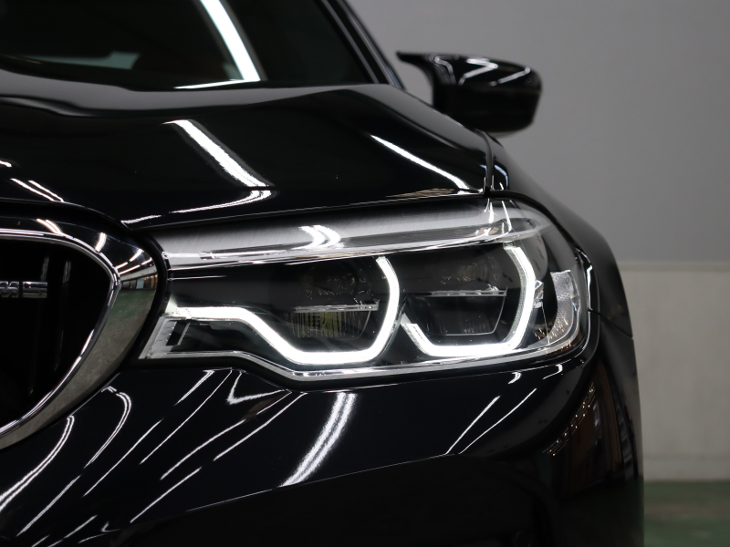 BMW Mシリーズ M5　ｲﾝﾃﾘｼﾞｪﾝﾄｾｰﾌﾃｨ 茶/黒革 ﾍﾞﾝﾁﾚｰﾀｰ ｶｰﾎﾞﾝﾙｰﾌ Idriveﾅﾋﾞ TV 360ｶﾒﾗ harman/kardon ﾜｲﾔﾚｽﾁｬｰｼﾞﾝｸﾞ HUD Mｽﾎﾟｰﾂｽﾃｱﾘﾝｸﾞ Mｴｷｿﾞｰｽﾄｼｽﾃﾑ Mﾏﾙﾁﾌｧﾝｸｼｮﾝｼｰﾄ Mｴｱﾛ&20ｲﾝﾁﾀﾞﾌﾞﾙｽﾎﾟｰｸAW(ｽﾀｲﾘﾝｸﾞ706M)　2年保証