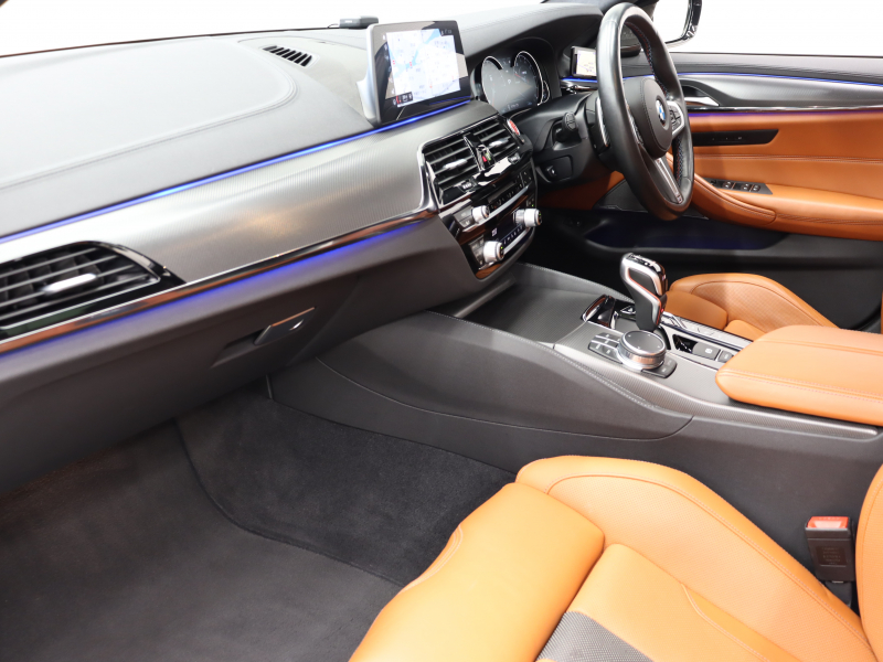 BMW Mシリーズ M5　ｲﾝﾃﾘｼﾞｪﾝﾄｾｰﾌﾃｨ 茶/黒革 ﾍﾞﾝﾁﾚｰﾀｰ ｶｰﾎﾞﾝﾙｰﾌ Idriveﾅﾋﾞ TV 360ｶﾒﾗ harman/kardon ﾜｲﾔﾚｽﾁｬｰｼﾞﾝｸﾞ HUD Mｽﾎﾟｰﾂｽﾃｱﾘﾝｸﾞ Mｴｷｿﾞｰｽﾄｼｽﾃﾑ Mﾏﾙﾁﾌｧﾝｸｼｮﾝｼｰﾄ Mｴｱﾛ&20ｲﾝﾁﾀﾞﾌﾞﾙｽﾎﾟｰｸAW(ｽﾀｲﾘﾝｸﾞ706M)　2年保証