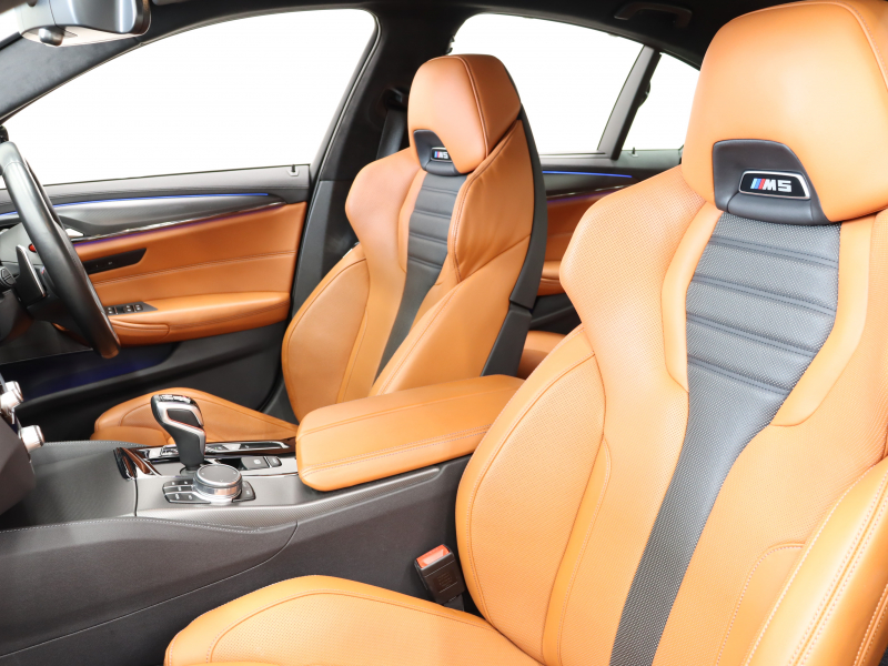 BMW Mシリーズ M5　ｲﾝﾃﾘｼﾞｪﾝﾄｾｰﾌﾃｨ 茶/黒革 ﾍﾞﾝﾁﾚｰﾀｰ ｶｰﾎﾞﾝﾙｰﾌ Idriveﾅﾋﾞ TV 360ｶﾒﾗ harman/kardon ﾜｲﾔﾚｽﾁｬｰｼﾞﾝｸﾞ HUD Mｽﾎﾟｰﾂｽﾃｱﾘﾝｸﾞ Mｴｷｿﾞｰｽﾄｼｽﾃﾑ Mﾏﾙﾁﾌｧﾝｸｼｮﾝｼｰﾄ Mｴｱﾛ&20ｲﾝﾁﾀﾞﾌﾞﾙｽﾎﾟｰｸAW(ｽﾀｲﾘﾝｸﾞ706M)　2年保証