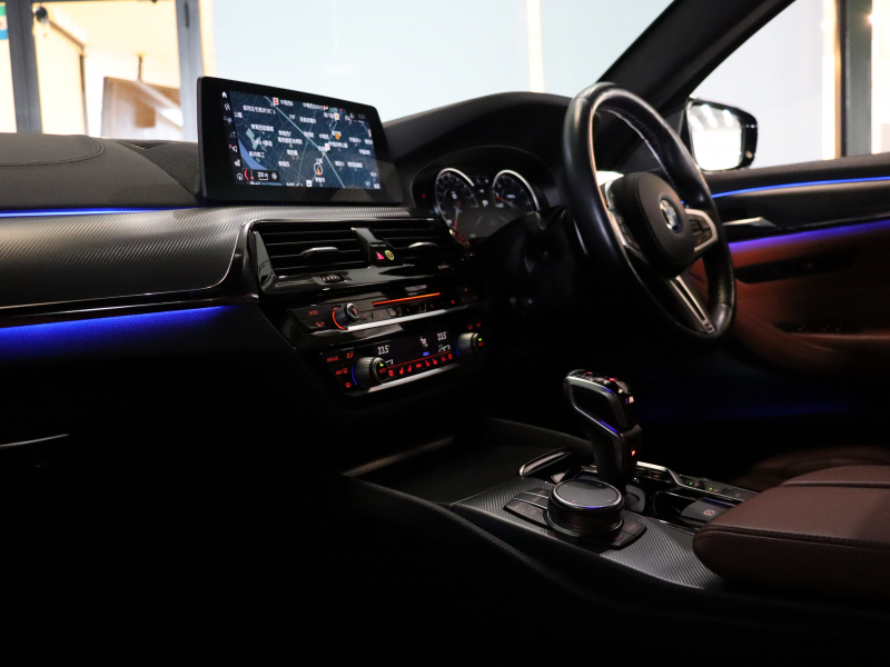 BMW Mシリーズ M5　ｲﾝﾃﾘｼﾞｪﾝﾄｾｰﾌﾃｨ 茶/黒革 ﾍﾞﾝﾁﾚｰﾀｰ ｶｰﾎﾞﾝﾙｰﾌ Idriveﾅﾋﾞ TV 360ｶﾒﾗ harman/kardon ﾜｲﾔﾚｽﾁｬｰｼﾞﾝｸﾞ HUD Mｽﾎﾟｰﾂｽﾃｱﾘﾝｸﾞ Mｴｷｿﾞｰｽﾄｼｽﾃﾑ Mﾏﾙﾁﾌｧﾝｸｼｮﾝｼｰﾄ Mｴｱﾛ&20ｲﾝﾁﾀﾞﾌﾞﾙｽﾎﾟｰｸAW(ｽﾀｲﾘﾝｸﾞ706M)　2年保証