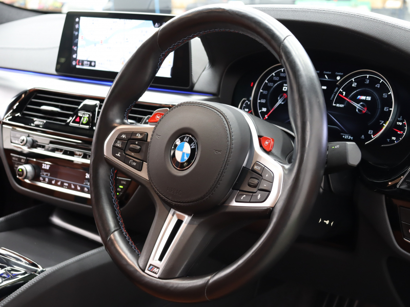 BMW Mシリーズ M5　ｲﾝﾃﾘｼﾞｪﾝﾄｾｰﾌﾃｨ 茶/黒革 ﾍﾞﾝﾁﾚｰﾀｰ ｶｰﾎﾞﾝﾙｰﾌ Idriveﾅﾋﾞ TV 360ｶﾒﾗ harman/kardon ﾜｲﾔﾚｽﾁｬｰｼﾞﾝｸﾞ HUD Mｽﾎﾟｰﾂｽﾃｱﾘﾝｸﾞ Mｴｷｿﾞｰｽﾄｼｽﾃﾑ Mﾏﾙﾁﾌｧﾝｸｼｮﾝｼｰﾄ Mｴｱﾛ&20ｲﾝﾁﾀﾞﾌﾞﾙｽﾎﾟｰｸAW(ｽﾀｲﾘﾝｸﾞ706M)　2年保証