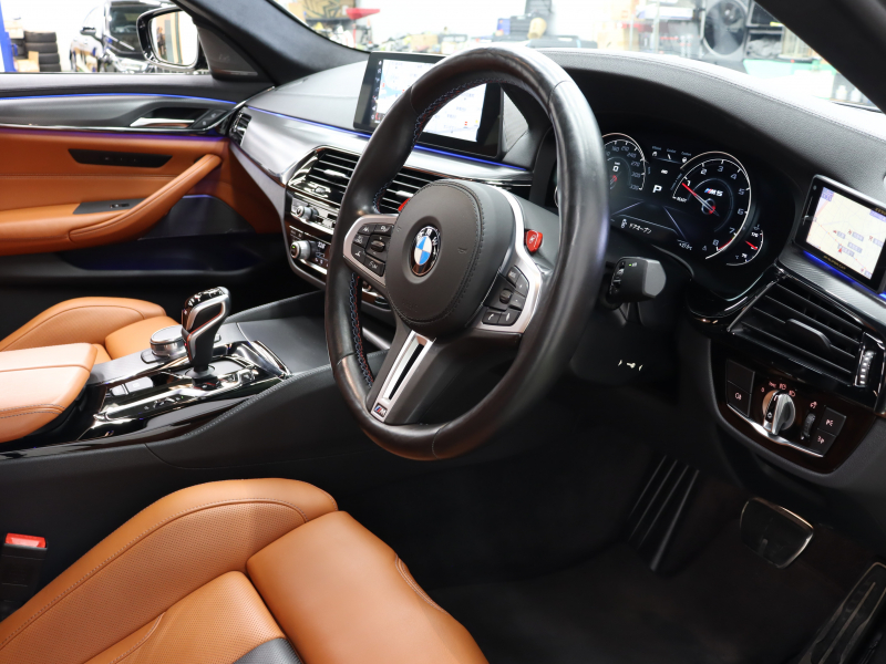 BMW Mシリーズ M5　ｲﾝﾃﾘｼﾞｪﾝﾄｾｰﾌﾃｨ 茶/黒革 ﾍﾞﾝﾁﾚｰﾀｰ ｶｰﾎﾞﾝﾙｰﾌ Idriveﾅﾋﾞ TV 360ｶﾒﾗ harman/kardon ﾜｲﾔﾚｽﾁｬｰｼﾞﾝｸﾞ HUD Mｽﾎﾟｰﾂｽﾃｱﾘﾝｸﾞ Mｴｷｿﾞｰｽﾄｼｽﾃﾑ Mﾏﾙﾁﾌｧﾝｸｼｮﾝｼｰﾄ Mｴｱﾛ&20ｲﾝﾁﾀﾞﾌﾞﾙｽﾎﾟｰｸAW(ｽﾀｲﾘﾝｸﾞ706M)　2年保証