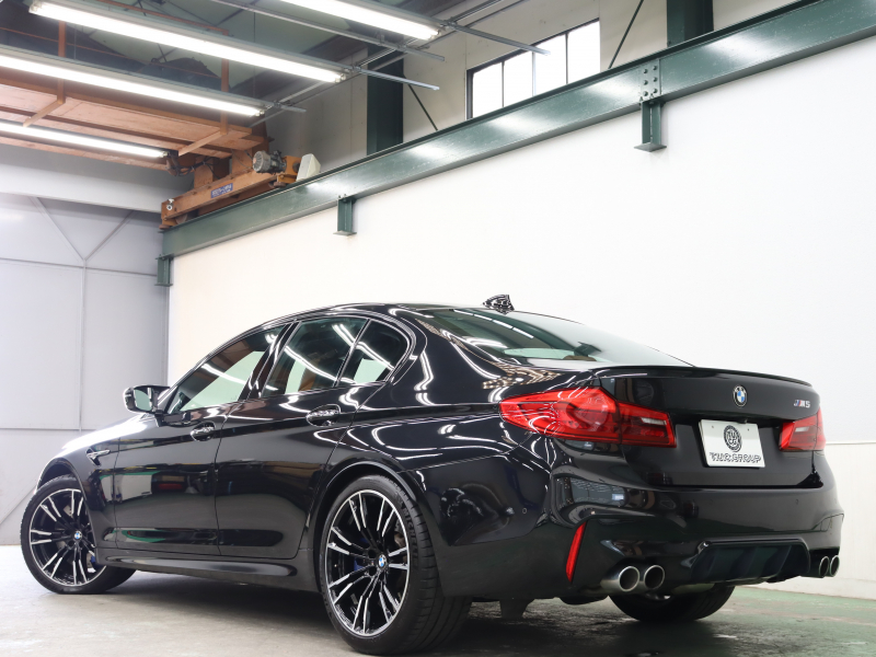 BMW Mシリーズ M5　ｲﾝﾃﾘｼﾞｪﾝﾄｾｰﾌﾃｨ 茶/黒革 ﾍﾞﾝﾁﾚｰﾀｰ ｶｰﾎﾞﾝﾙｰﾌ Idriveﾅﾋﾞ TV 360ｶﾒﾗ harman/kardon ﾜｲﾔﾚｽﾁｬｰｼﾞﾝｸﾞ HUD Mｽﾎﾟｰﾂｽﾃｱﾘﾝｸﾞ Mｴｷｿﾞｰｽﾄｼｽﾃﾑ Mﾏﾙﾁﾌｧﾝｸｼｮﾝｼｰﾄ Mｴｱﾛ&20ｲﾝﾁﾀﾞﾌﾞﾙｽﾎﾟｰｸAW(ｽﾀｲﾘﾝｸﾞ706M)　2年保証