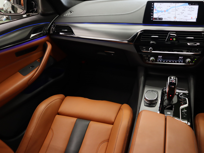BMW Mシリーズ M5　ｲﾝﾃﾘｼﾞｪﾝﾄｾｰﾌﾃｨ 茶/黒革 ﾍﾞﾝﾁﾚｰﾀｰ ｶｰﾎﾞﾝﾙｰﾌ Idriveﾅﾋﾞ TV 360ｶﾒﾗ harman/kardon ﾜｲﾔﾚｽﾁｬｰｼﾞﾝｸﾞ HUD Mｽﾎﾟｰﾂｽﾃｱﾘﾝｸﾞ Mｴｷｿﾞｰｽﾄｼｽﾃﾑ Mﾏﾙﾁﾌｧﾝｸｼｮﾝｼｰﾄ Mｴｱﾛ&20ｲﾝﾁﾀﾞﾌﾞﾙｽﾎﾟｰｸAW(ｽﾀｲﾘﾝｸﾞ706M)　2年保証