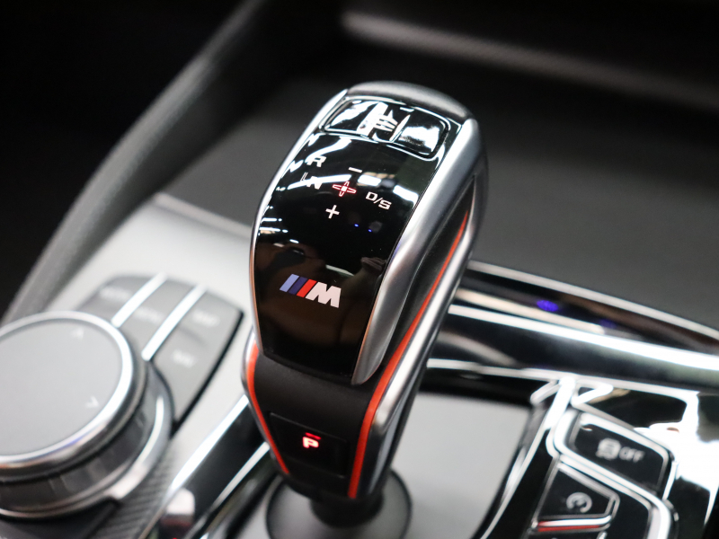 BMW Mシリーズ M5　ｲﾝﾃﾘｼﾞｪﾝﾄｾｰﾌﾃｨ 茶/黒革 ﾍﾞﾝﾁﾚｰﾀｰ ｶｰﾎﾞﾝﾙｰﾌ Idriveﾅﾋﾞ TV 360ｶﾒﾗ harman/kardon ﾜｲﾔﾚｽﾁｬｰｼﾞﾝｸﾞ HUD Mｽﾎﾟｰﾂｽﾃｱﾘﾝｸﾞ Mｴｷｿﾞｰｽﾄｼｽﾃﾑ Mﾏﾙﾁﾌｧﾝｸｼｮﾝｼｰﾄ Mｴｱﾛ&20ｲﾝﾁﾀﾞﾌﾞﾙｽﾎﾟｰｸAW(ｽﾀｲﾘﾝｸﾞ706M)　2年保証