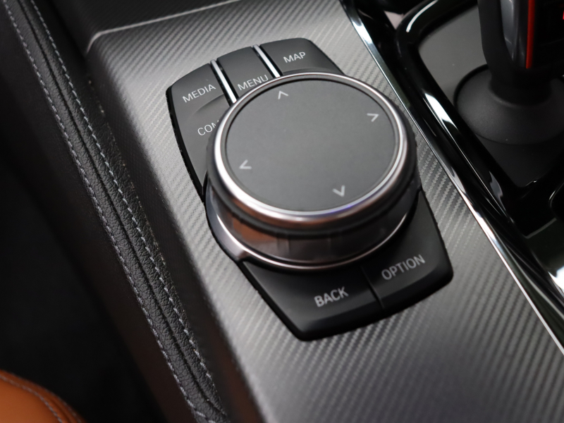 BMW Mシリーズ M5　ｲﾝﾃﾘｼﾞｪﾝﾄｾｰﾌﾃｨ 茶/黒革 ﾍﾞﾝﾁﾚｰﾀｰ ｶｰﾎﾞﾝﾙｰﾌ Idriveﾅﾋﾞ TV 360ｶﾒﾗ harman/kardon ﾜｲﾔﾚｽﾁｬｰｼﾞﾝｸﾞ HUD Mｽﾎﾟｰﾂｽﾃｱﾘﾝｸﾞ Mｴｷｿﾞｰｽﾄｼｽﾃﾑ Mﾏﾙﾁﾌｧﾝｸｼｮﾝｼｰﾄ Mｴｱﾛ&20ｲﾝﾁﾀﾞﾌﾞﾙｽﾎﾟｰｸAW(ｽﾀｲﾘﾝｸﾞ706M)　2年保証