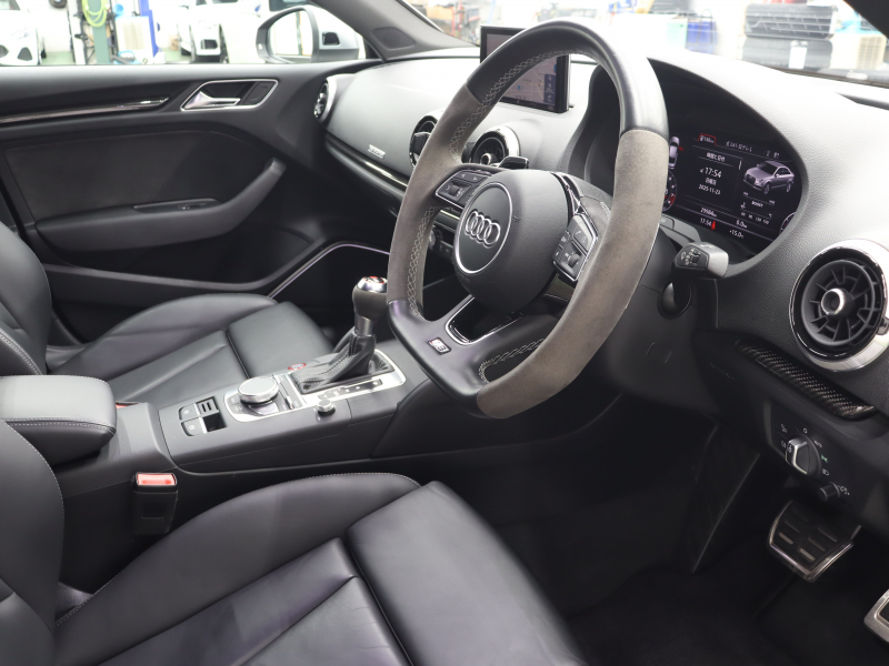 アウディ RS3 ﾍﾞｰｽｸﾞﾚｰﾄﾞ ｱﾙﾐﾆｳﾑｽﾀｲﾘﾝｸﾞPKG　ADVｷｰ Audiﾏｸﾞﾈﾃｨｯｸﾗｲﾄﾞ 黒革ｼｰﾄ MMIﾅﾋﾞTV Bang&Olufsen Bluetooth Bｶﾒﾗ ﾏﾄﾘｸｽLEDﾗｲﾄ ﾊﾞｰﾁｬﾙｺｸﾋﾟｯﾄ 純正19ｲﾝﾁAW(ﾁﾀﾝﾙｯｸ)　2年保証付