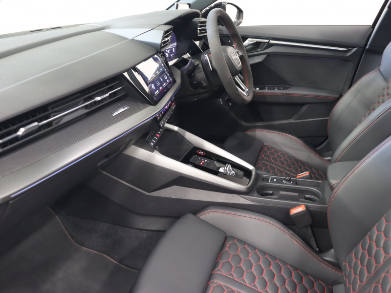 アウディ RS3 ﾍﾞｰｽｸﾞﾚｰﾄﾞ RSﾃﾞｻﾞｲﾝPKGﾚｯﾄﾞ ﾌﾞﾗｯｸｽﾀｲﾘﾝｸﾞPKG　黒革ｼｰﾄ ﾊﾟﾉﾗﾏSR MMIﾅﾋﾞTV Bang&Olufsen Bluetooth Bｶﾒﾗ ﾏﾄﾘｸｽLEDﾗｲﾄ ﾊﾞｰﾁｬﾙｺｸﾋﾟｯﾄ 純正19ｲﾝﾁAW　2年保証