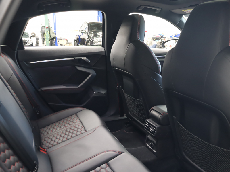 アウディ RS3 ﾍﾞｰｽｸﾞﾚｰﾄﾞ RSﾃﾞｻﾞｲﾝPKGﾚｯﾄﾞ ﾌﾞﾗｯｸｽﾀｲﾘﾝｸﾞPKG　黒革ｼｰﾄ ﾊﾟﾉﾗﾏSR MMIﾅﾋﾞTV Bang&Olufsen Bluetooth Bｶﾒﾗ ﾏﾄﾘｸｽLEDﾗｲﾄ ﾊﾞｰﾁｬﾙｺｸﾋﾟｯﾄ 純正19ｲﾝﾁAW　2年保証