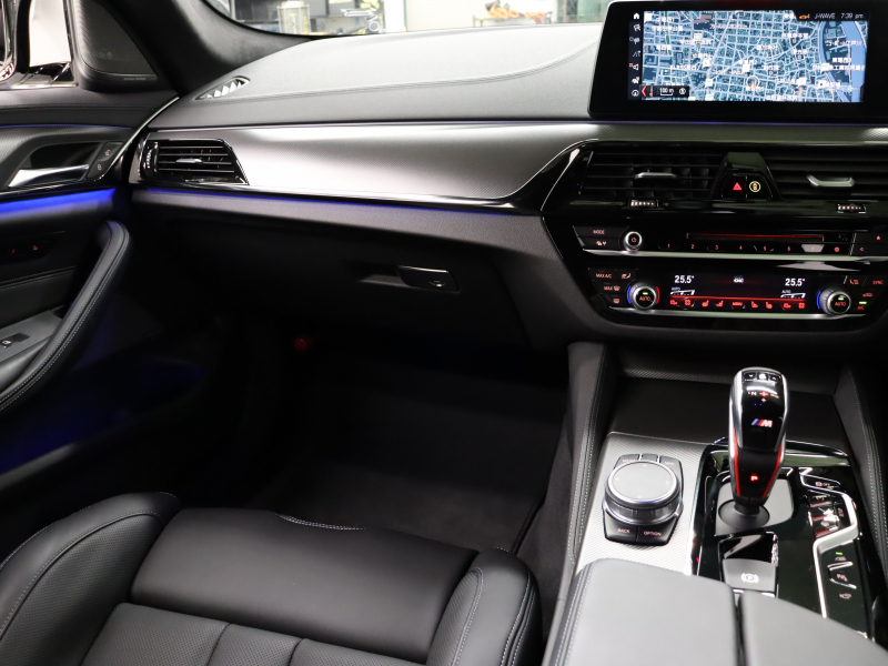 BMW Mシリーズ M5　ｲﾝﾃﾘｼﾞｪﾝﾄｾｰﾌﾃｨ 黒革 ﾍﾞﾝﾁﾚｰﾀｰ ｶｰﾎﾞﾝﾙｰﾌ Idriveﾅﾋﾞ TV 360ｶﾒﾗ harman/kardon ﾜｲﾔﾚｽﾁｬｰｼﾞﾝｸﾞ HUD Mｽﾎﾟｰﾂｽﾃｱﾘﾝｸﾞ Mｴｷｿﾞｰｽﾄｼｽﾃﾑ Mﾏﾙﾁﾌｧﾝｸｼｮﾝｼｰﾄ Mｴｱﾛ&20ｲﾝﾁﾀﾞﾌﾞﾙｽﾎﾟｰｸAW(ｽﾀｲﾘﾝｸﾞ706M)　2年保証