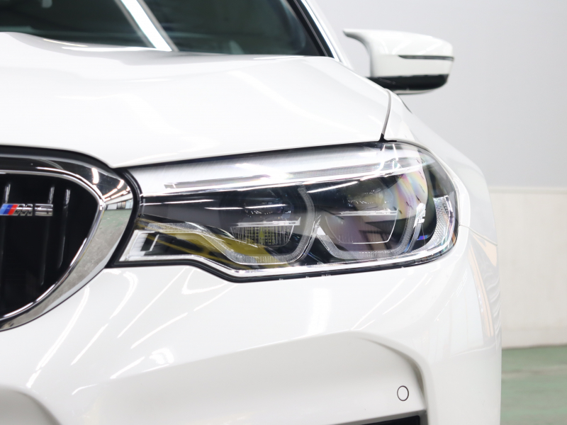 BMW Mシリーズ M5　ｲﾝﾃﾘｼﾞｪﾝﾄｾｰﾌﾃｨ 黒革 ﾍﾞﾝﾁﾚｰﾀｰ ｶｰﾎﾞﾝﾙｰﾌ Idriveﾅﾋﾞ TV 360ｶﾒﾗ harman/kardon ﾜｲﾔﾚｽﾁｬｰｼﾞﾝｸﾞ HUD Mｽﾎﾟｰﾂｽﾃｱﾘﾝｸﾞ Mｴｷｿﾞｰｽﾄｼｽﾃﾑ Mﾏﾙﾁﾌｧﾝｸｼｮﾝｼｰﾄ Mｴｱﾛ&20ｲﾝﾁﾀﾞﾌﾞﾙｽﾎﾟｰｸAW(ｽﾀｲﾘﾝｸﾞ706M)　2年保証