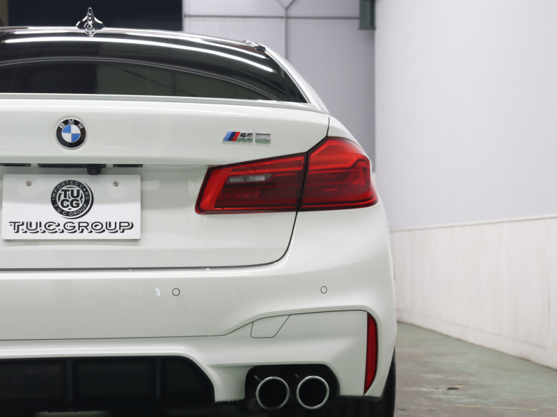 BMW Mシリーズ M5　ｲﾝﾃﾘｼﾞｪﾝﾄｾｰﾌﾃｨ 黒革 ﾍﾞﾝﾁﾚｰﾀｰ ｶｰﾎﾞﾝﾙｰﾌ Idriveﾅﾋﾞ TV 360ｶﾒﾗ harman/kardon ﾜｲﾔﾚｽﾁｬｰｼﾞﾝｸﾞ HUD Mｽﾎﾟｰﾂｽﾃｱﾘﾝｸﾞ Mｴｷｿﾞｰｽﾄｼｽﾃﾑ Mﾏﾙﾁﾌｧﾝｸｼｮﾝｼｰﾄ Mｴｱﾛ&20ｲﾝﾁﾀﾞﾌﾞﾙｽﾎﾟｰｸAW(ｽﾀｲﾘﾝｸﾞ706M)　2年保証