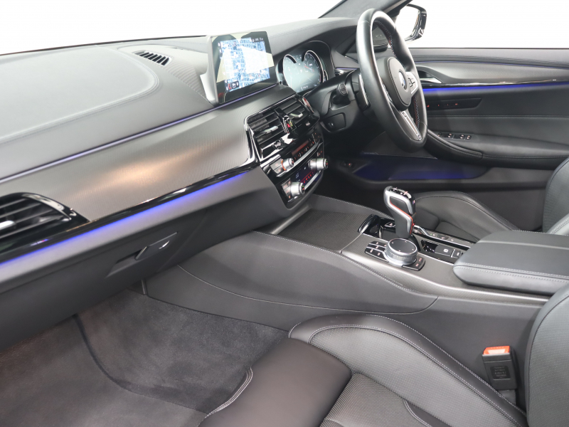 BMW Mシリーズ M5　ｲﾝﾃﾘｼﾞｪﾝﾄｾｰﾌﾃｨ 黒革 ﾍﾞﾝﾁﾚｰﾀｰ ｶｰﾎﾞﾝﾙｰﾌ Idriveﾅﾋﾞ TV 360ｶﾒﾗ harman/kardon ﾜｲﾔﾚｽﾁｬｰｼﾞﾝｸﾞ HUD Mｽﾎﾟｰﾂｽﾃｱﾘﾝｸﾞ Mｴｷｿﾞｰｽﾄｼｽﾃﾑ Mﾏﾙﾁﾌｧﾝｸｼｮﾝｼｰﾄ Mｴｱﾛ&20ｲﾝﾁﾀﾞﾌﾞﾙｽﾎﾟｰｸAW(ｽﾀｲﾘﾝｸﾞ706M)　2年保証