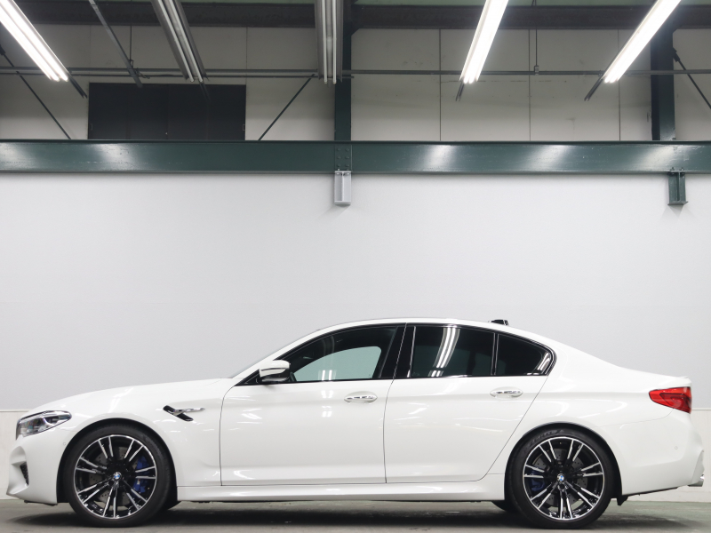 BMW Mシリーズ M5　ｲﾝﾃﾘｼﾞｪﾝﾄｾｰﾌﾃｨ 黒革 ﾍﾞﾝﾁﾚｰﾀｰ ｶｰﾎﾞﾝﾙｰﾌ Idriveﾅﾋﾞ TV 360ｶﾒﾗ harman/kardon ﾜｲﾔﾚｽﾁｬｰｼﾞﾝｸﾞ HUD Mｽﾎﾟｰﾂｽﾃｱﾘﾝｸﾞ Mｴｷｿﾞｰｽﾄｼｽﾃﾑ Mﾏﾙﾁﾌｧﾝｸｼｮﾝｼｰﾄ Mｴｱﾛ&20ｲﾝﾁﾀﾞﾌﾞﾙｽﾎﾟｰｸAW(ｽﾀｲﾘﾝｸﾞ706M)　2年保証