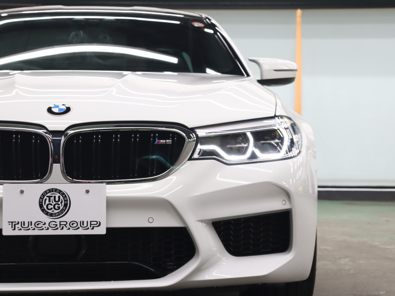 BMW Mシリーズ M5　ｲﾝﾃﾘｼﾞｪﾝﾄｾｰﾌﾃｨ 黒革 ﾍﾞﾝﾁﾚｰﾀｰ ｶｰﾎﾞﾝﾙｰﾌ Idriveﾅﾋﾞ TV 360ｶﾒﾗ harman/kardon ﾜｲﾔﾚｽﾁｬｰｼﾞﾝｸﾞ HUD Mｽﾎﾟｰﾂｽﾃｱﾘﾝｸﾞ Mｴｷｿﾞｰｽﾄｼｽﾃﾑ Mﾏﾙﾁﾌｧﾝｸｼｮﾝｼｰﾄ Mｴｱﾛ&20ｲﾝﾁﾀﾞﾌﾞﾙｽﾎﾟｰｸAW(ｽﾀｲﾘﾝｸﾞ706M)　2年保証