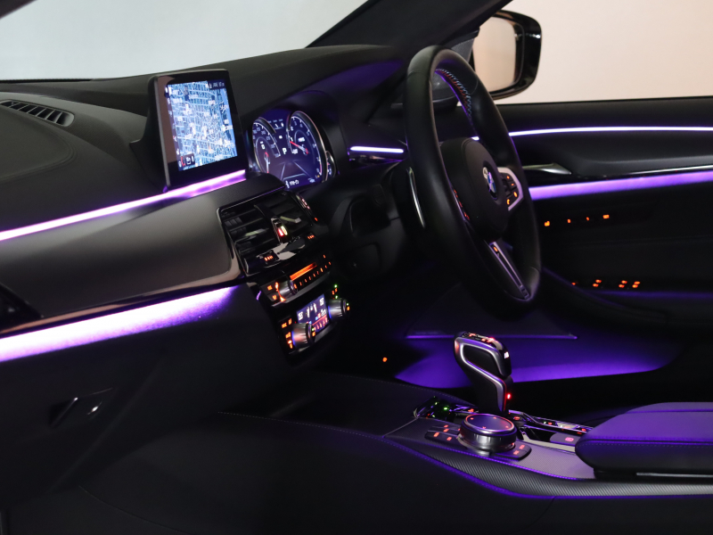 BMW Mシリーズ M5　ｲﾝﾃﾘｼﾞｪﾝﾄｾｰﾌﾃｨ 黒革 ﾍﾞﾝﾁﾚｰﾀｰ ｶｰﾎﾞﾝﾙｰﾌ Idriveﾅﾋﾞ TV 360ｶﾒﾗ harman/kardon ﾜｲﾔﾚｽﾁｬｰｼﾞﾝｸﾞ HUD Mｽﾎﾟｰﾂｽﾃｱﾘﾝｸﾞ Mｴｷｿﾞｰｽﾄｼｽﾃﾑ Mﾏﾙﾁﾌｧﾝｸｼｮﾝｼｰﾄ Mｴｱﾛ&20ｲﾝﾁﾀﾞﾌﾞﾙｽﾎﾟｰｸAW(ｽﾀｲﾘﾝｸﾞ706M)　2年保証