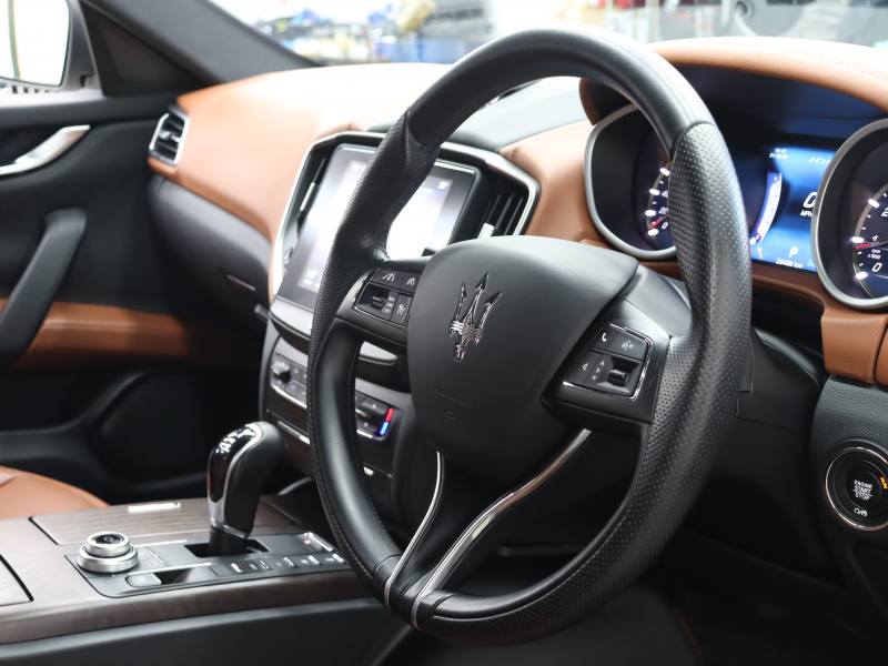 マセラティ ギブリ 3.0 ｱｼｽﾀﾝｽP　中期ﾓﾃﾞﾙ ACC BSM ｱｸﾃｨﾌﾞﾌﾞﾚｰｷ 茶革 8.4ｲﾝﾁMTC+ ﾅﾋﾞ ﾌﾙｾｸﾞ Carplay 360ｶﾒﾗ 19ｲﾝﾁﾌﾟﾛﾃｵAW ﾗﾃﾞｨｶｳｯﾄﾞｲﾝﾃﾘｱ HID　2年保証付