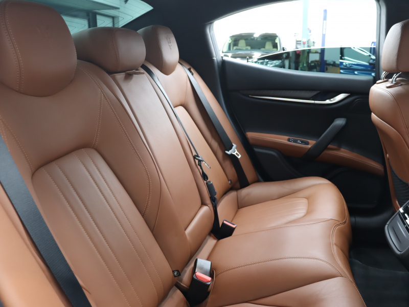 マセラティ ギブリ 3.0 ｱｼｽﾀﾝｽP　中期ﾓﾃﾞﾙ ACC BSM ｱｸﾃｨﾌﾞﾌﾞﾚｰｷ 茶革 8.4ｲﾝﾁMTC+ ﾅﾋﾞ ﾌﾙｾｸﾞ Carplay 360ｶﾒﾗ 19ｲﾝﾁﾌﾟﾛﾃｵAW ﾗﾃﾞｨｶｳｯﾄﾞｲﾝﾃﾘｱ HID　2年保証付